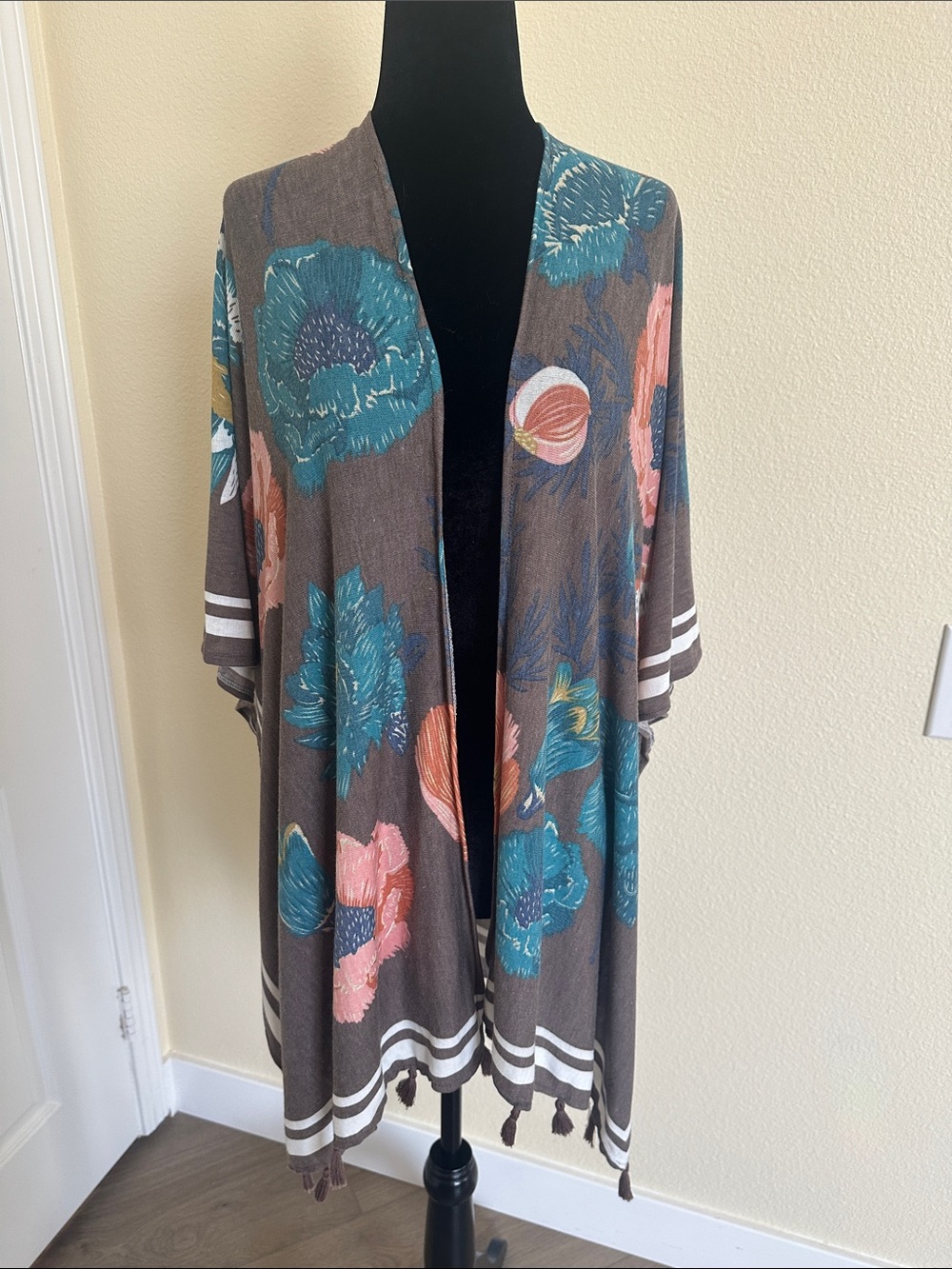 Woven Heart Kimono Wrap Shawl. Large Floral pattern with Gold threads. S / M